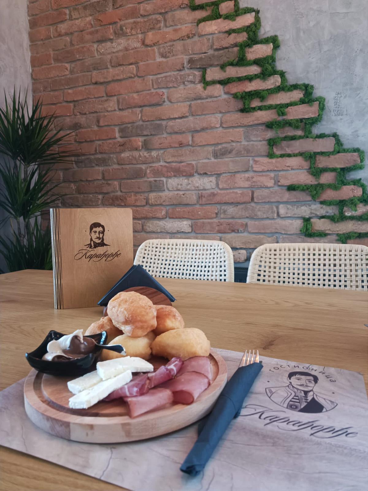 Домаћа ракија, српска вина и култура пијења у Гостионици Карађорђе