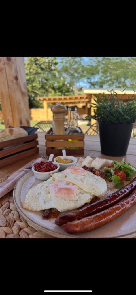 Vrhunska basta restorana Gostionica Karadjordje Lazarevac - dorucak na terasi sa jajima na oko, najbolja basta u okolini Beograda 150km