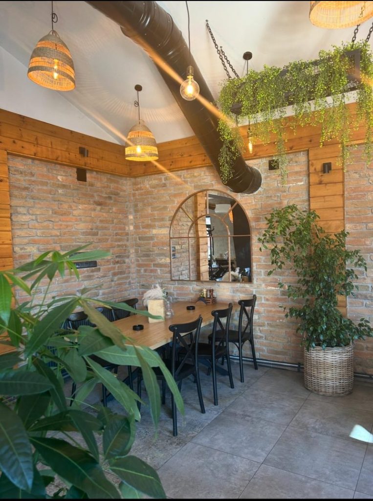 Enterijer restorana Gostionica Karadjordje Lazarevac - moderno uredjen prostor sa ciglenim zidom i zelenilom, restoran domace kuhinje sa vrhunskim recenzijama na Google Maps