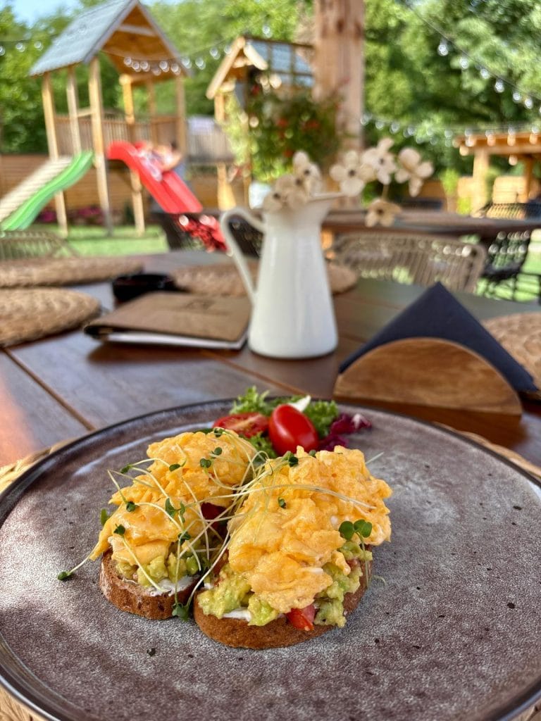 Kajgana na tostu u basti Gostionice Karadjordje Lazarevac - dorucak na terasi sa pogledom na decije igraliste