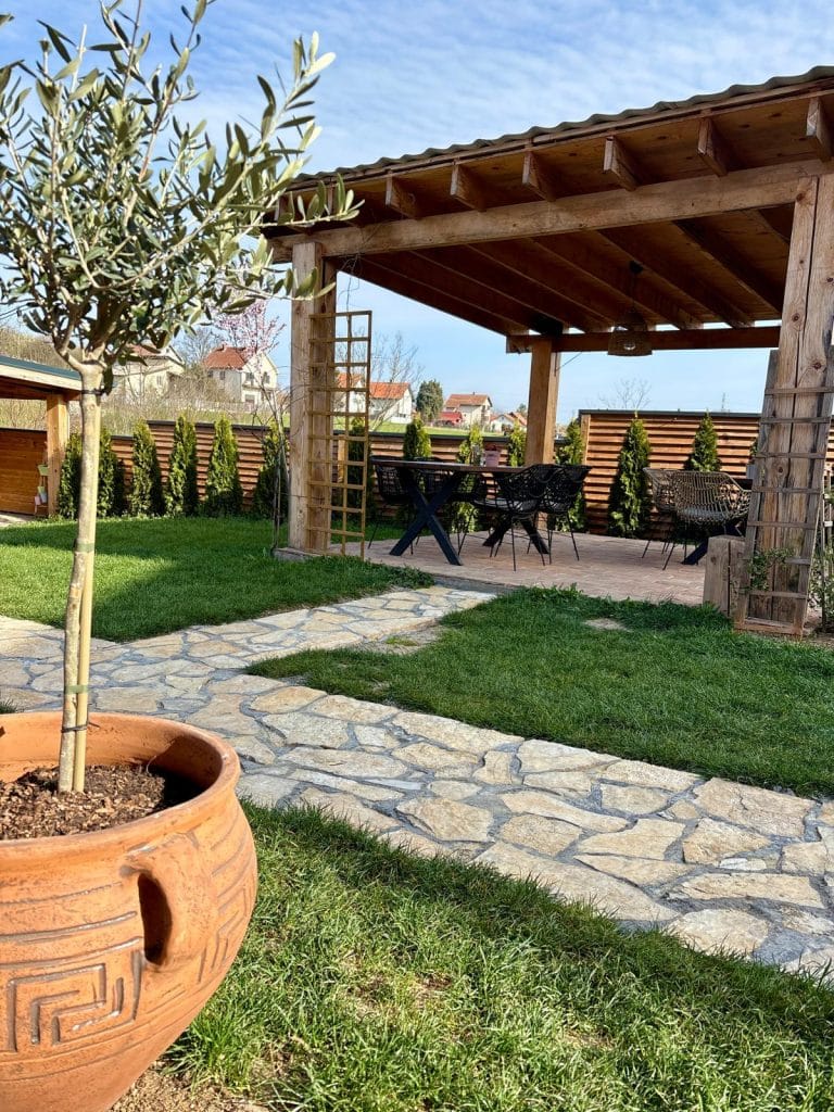 Terasa sa drvenom pergolom i maslinom u Gostionici Karadjordje Lazarevac - letnja basta restorana domace kuhinje