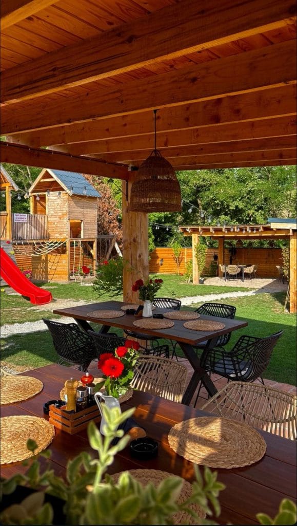 Basta sa pergolom i decijim igralistem u Gostionici Karadjordje Lazarevac - terasa restorana okruzena zelenilom i cvecem