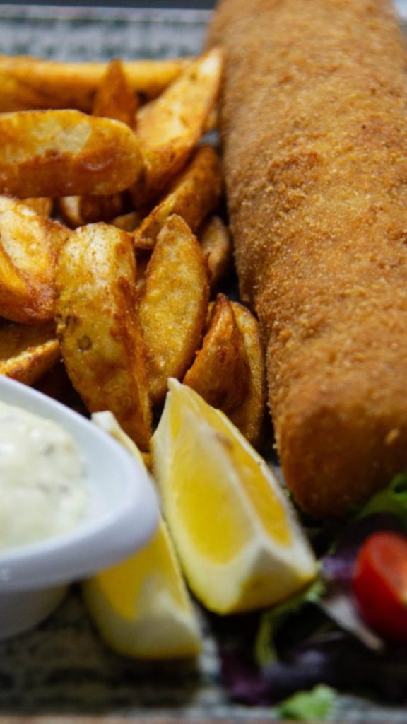 Karadjordjeva snicla sa domacinskim krompiricem i limunom - Gostionica Karadjordje Lazarevac, restoran domace kuhinje blizu Beograda sa vrhunskim Google Maps recenzijama