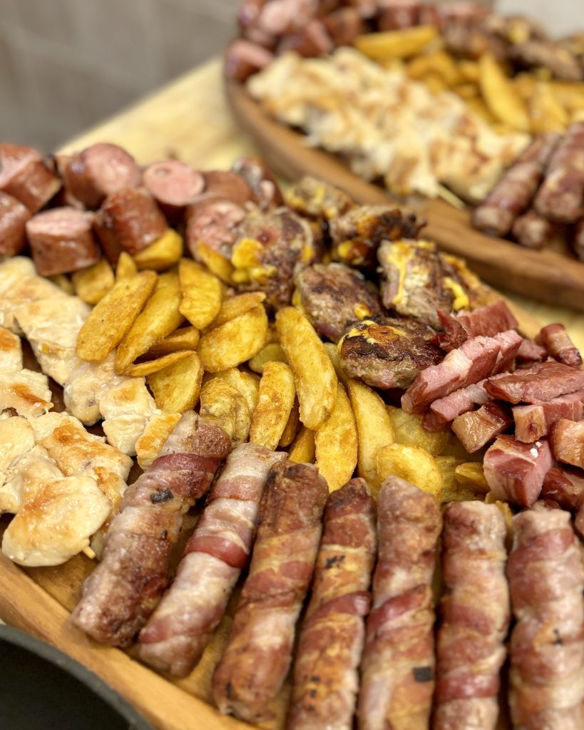 Mesani rostilj sa cevapima, kobasicama i pomfritom na dasci - Gostionica Karadjordje Lazarevac, domaci rostilj specijaliteti